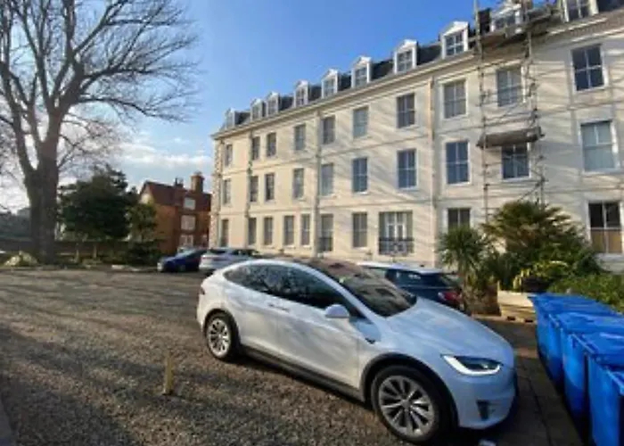 Easby Breakaways - **Modern Apartment 5 Mins From South Bay, Scarborough**